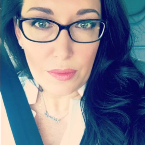 Meet your Posher, Cynthia - Picture 3 of 4